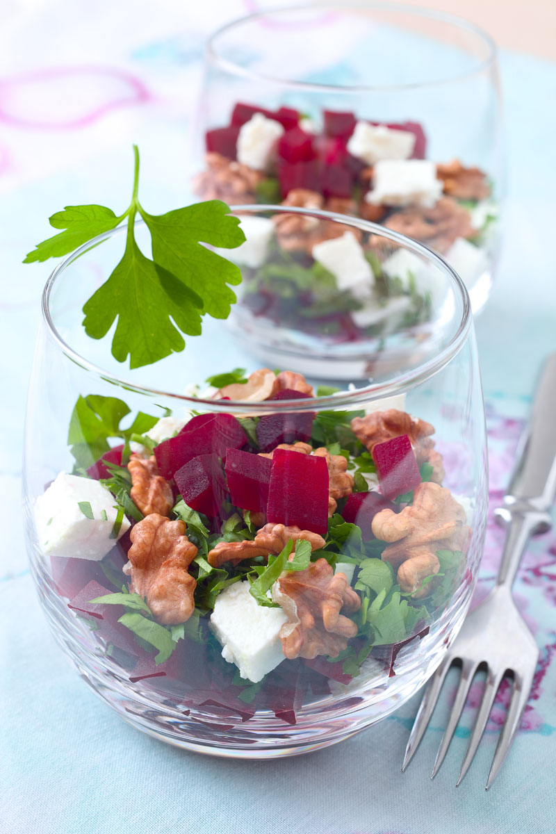 Rote Bete Salat mit Feta, Walnüssen und Petersilie