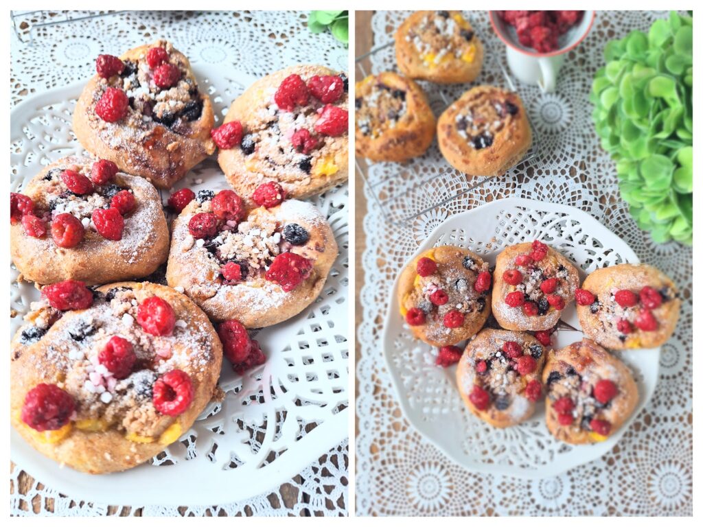 Hausgemachte Dinkel-Streuseltaler mit Vanillepudding und frischen Beeren auf einem Teller..