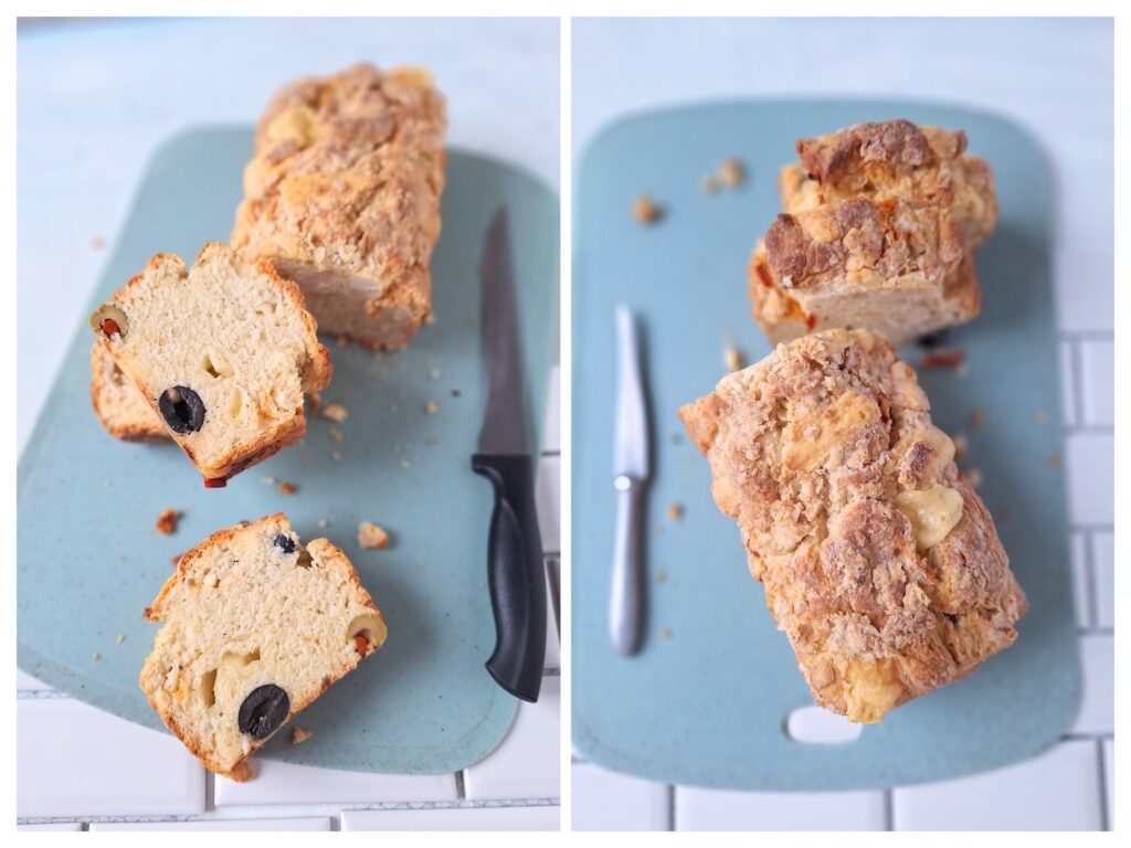 Angeschnittenes Oliven-Feta-Brot auf einem hellblauen Brett.