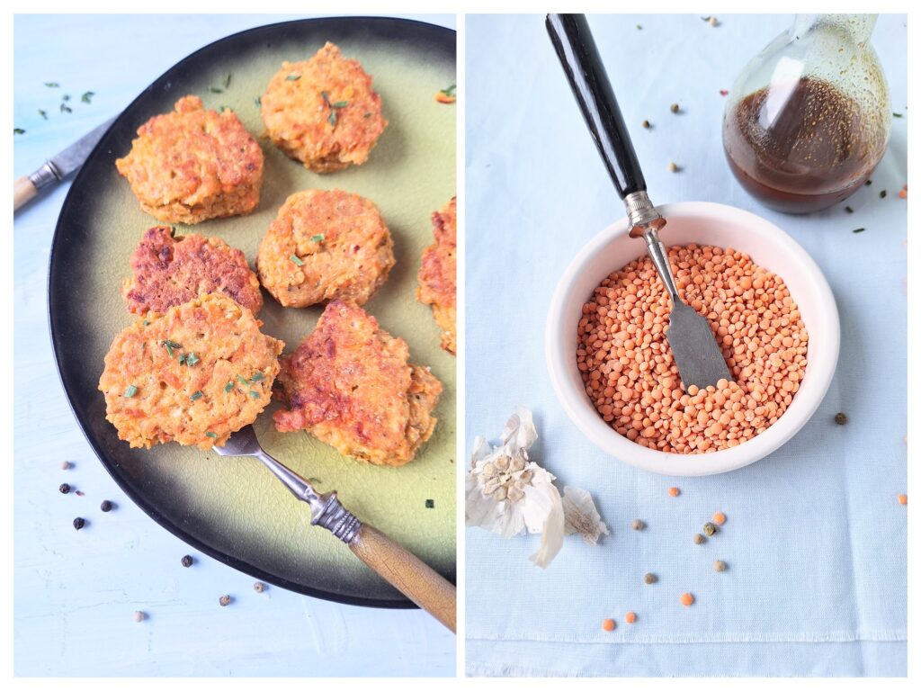 Runde Linsen-Karottenpuffer auf einem grünem Teller mit schwarzem Rand und rohe rote Linsen.