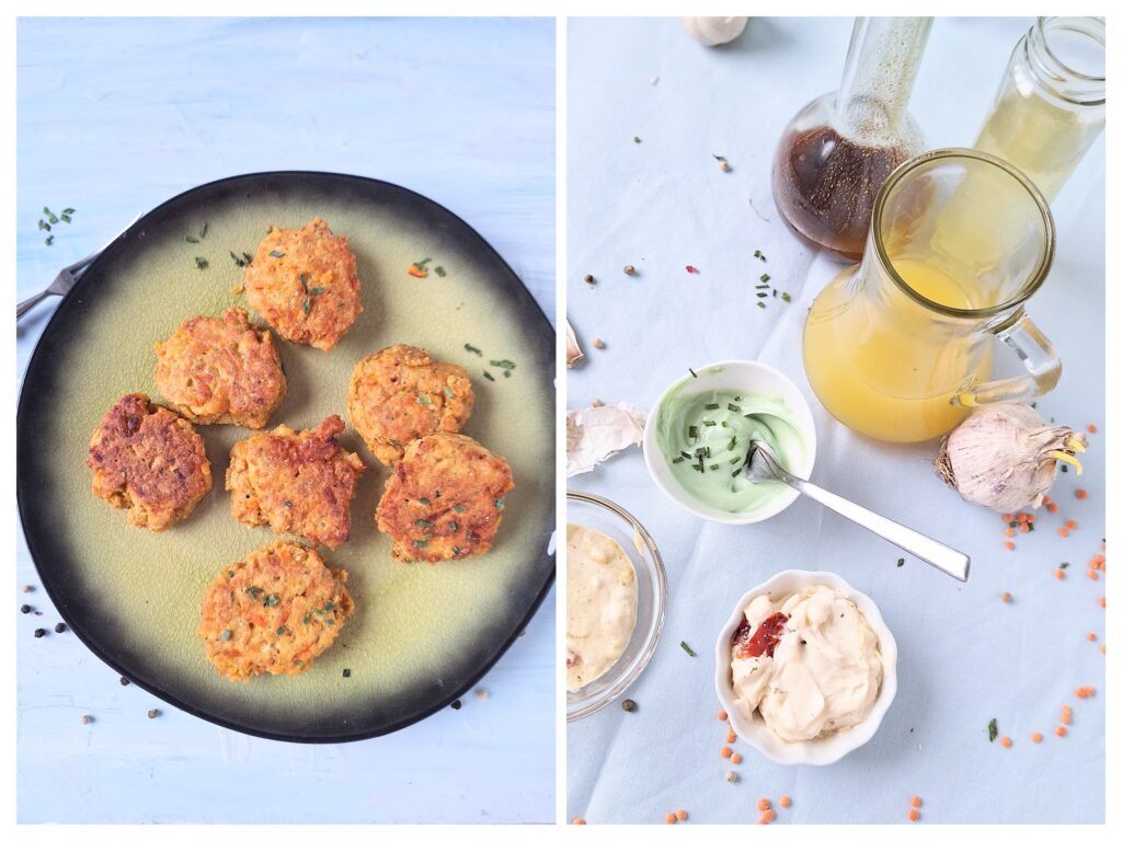 Selbstgemachte Rote-Linsenpuffer und verschiedene Dipps in Schälchen.