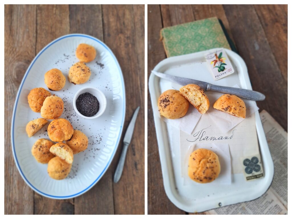 Selbstgemachte Mohn-Kartoffelkekse und Mohn in einer Schale, alter Messer, Briefmarken.