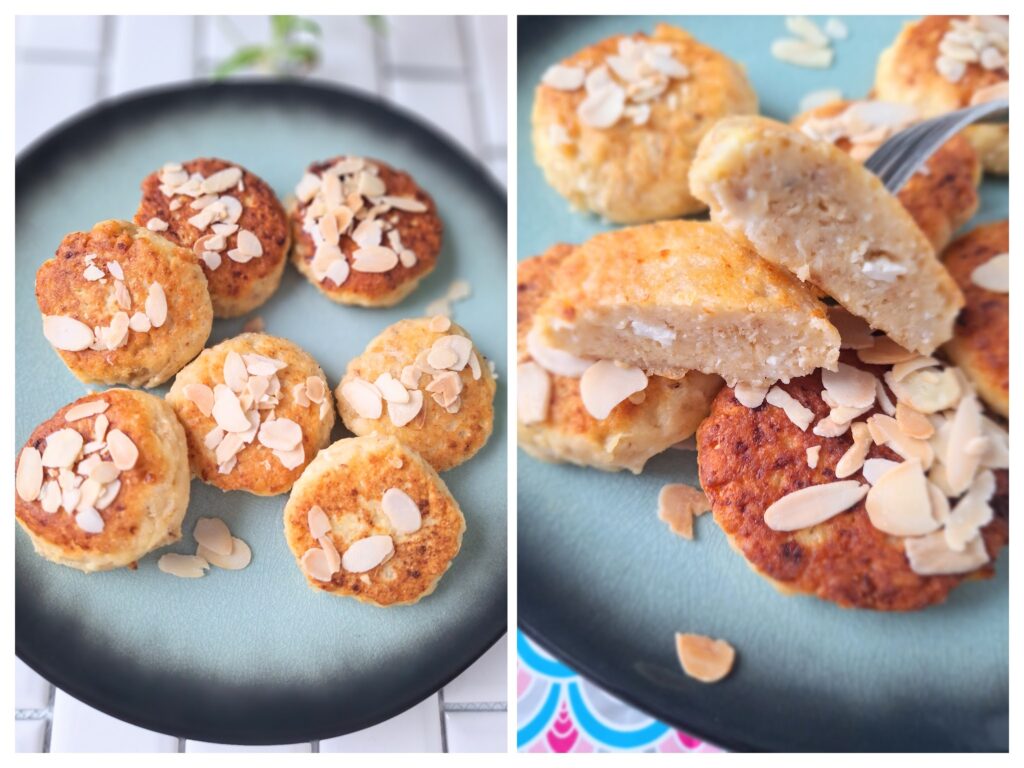 Viele selbstgemachte Quark-Hefer-Bratlinge auf einem hellblauen Teller mit schwarzem Rand.