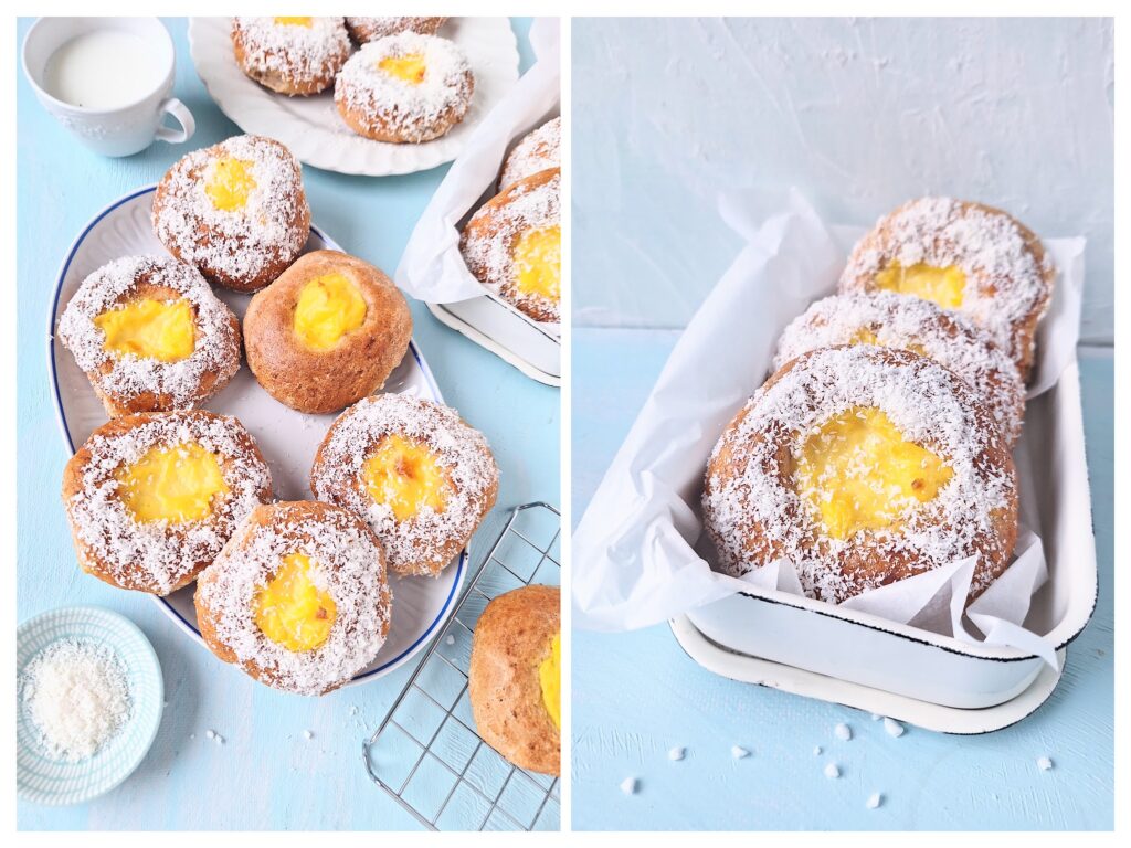 Viele Hefebrötchen mit Kokosraspeln und Pudding.