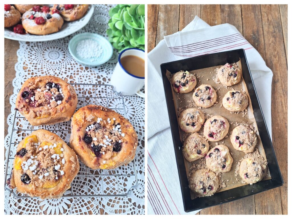 Gebackene Streuseltaler und rohe auf dem Backblech.