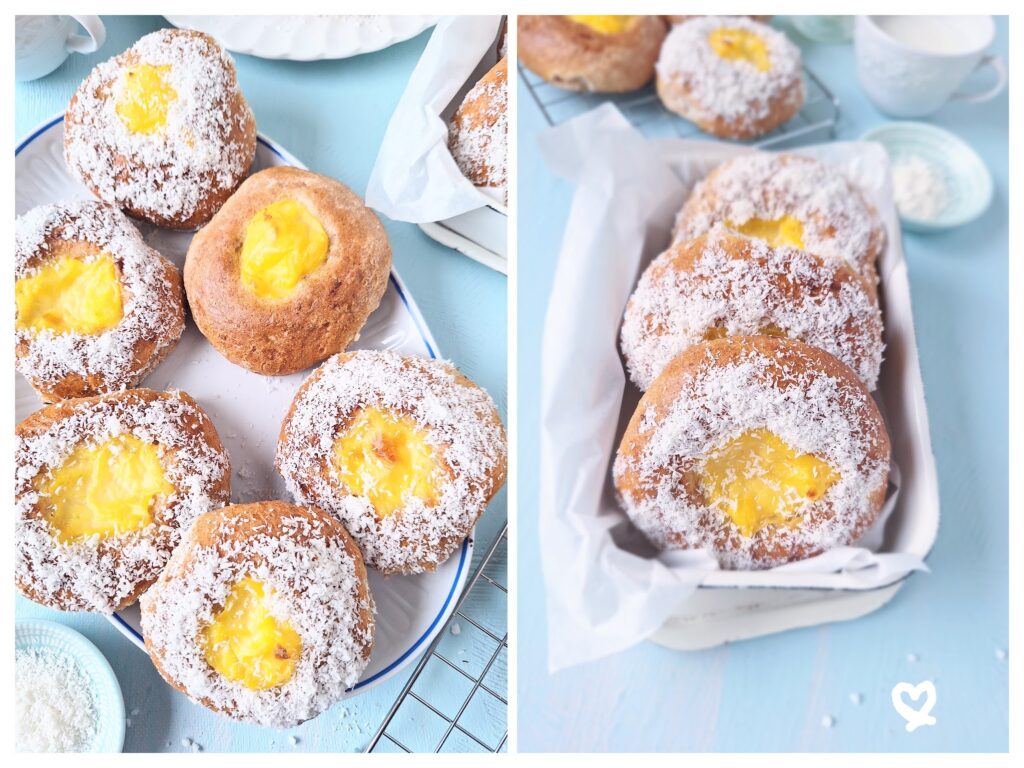 Selbstgemachte Schulbrötchen mit einem Puddingausge und Kokosflocken auf einem Teller oder auf Holz.