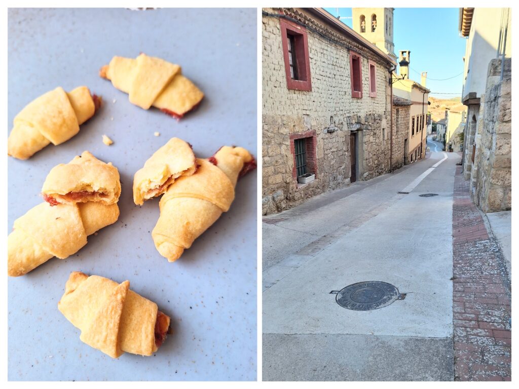 Selbstgemachte Hörnchen mit Marmelade und rechts Strasse in spanischen Dorf auf Camino Frances.
