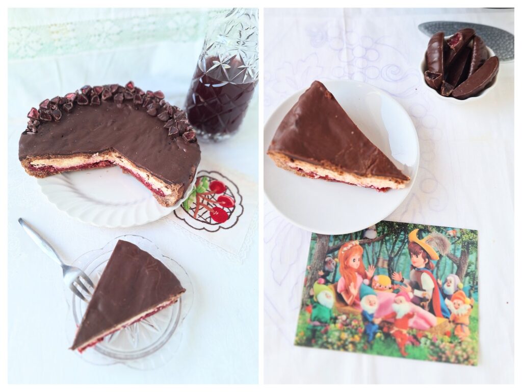 Angeschnittener runder Käsekuchen und die Postkarte mit Schneewittchen.
