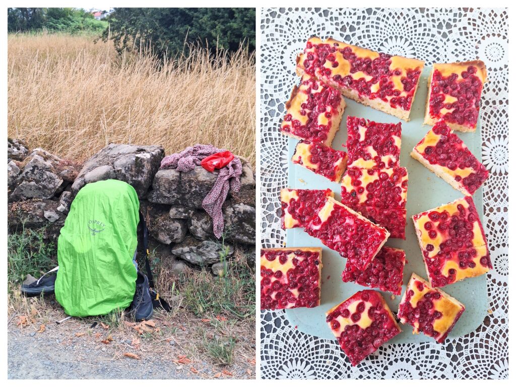 Rucksack auf Camino und recht Johannisbeerkuchen.