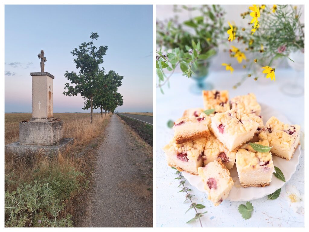 Ein Kreuzdenkmal auf dem Camino Frances und rechts Stücke von Streusel- Käsekuchen mit Erdbeeren auf dem Teller.