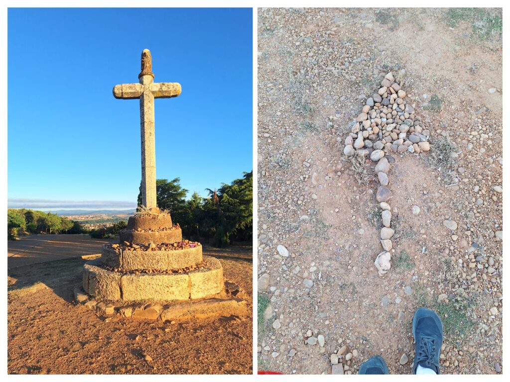 Kreuz vor Astorga und rechts ein Pfeil aus Steinen auf dem Boden.