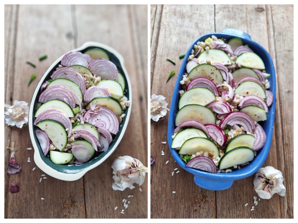 Getreide-Linsen-Auflauf mit Zucchini-und roter Zwiebelnscheiben in zwei Backförmchen.