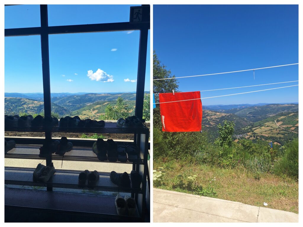 Wanderschuhe in O Cebreiro, recht Handtuch an der Leine und Aussicht auf Berge.