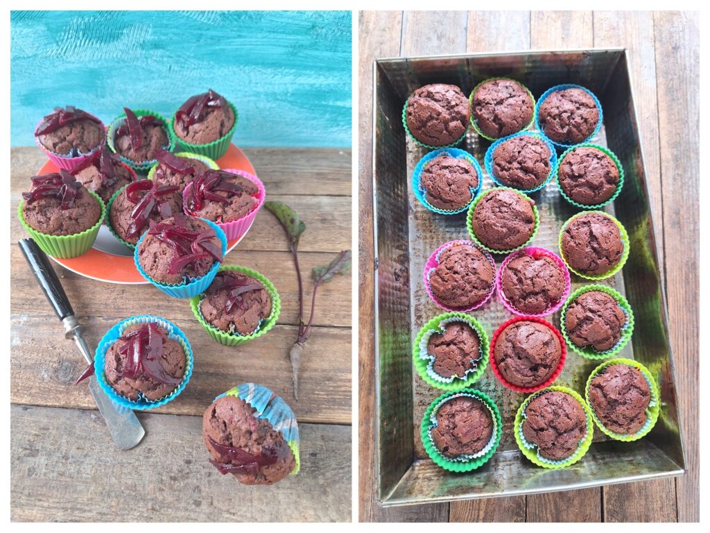 Rote-Bete-Schokomuffins in Förmchen und rechts auf dem Blech.